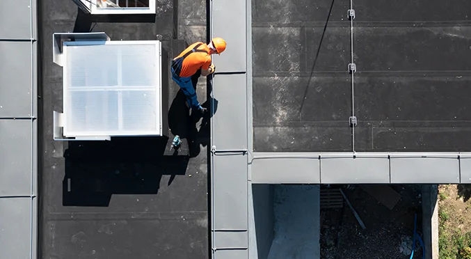 Flachdachbau Mitarbeiter auf dem Dach